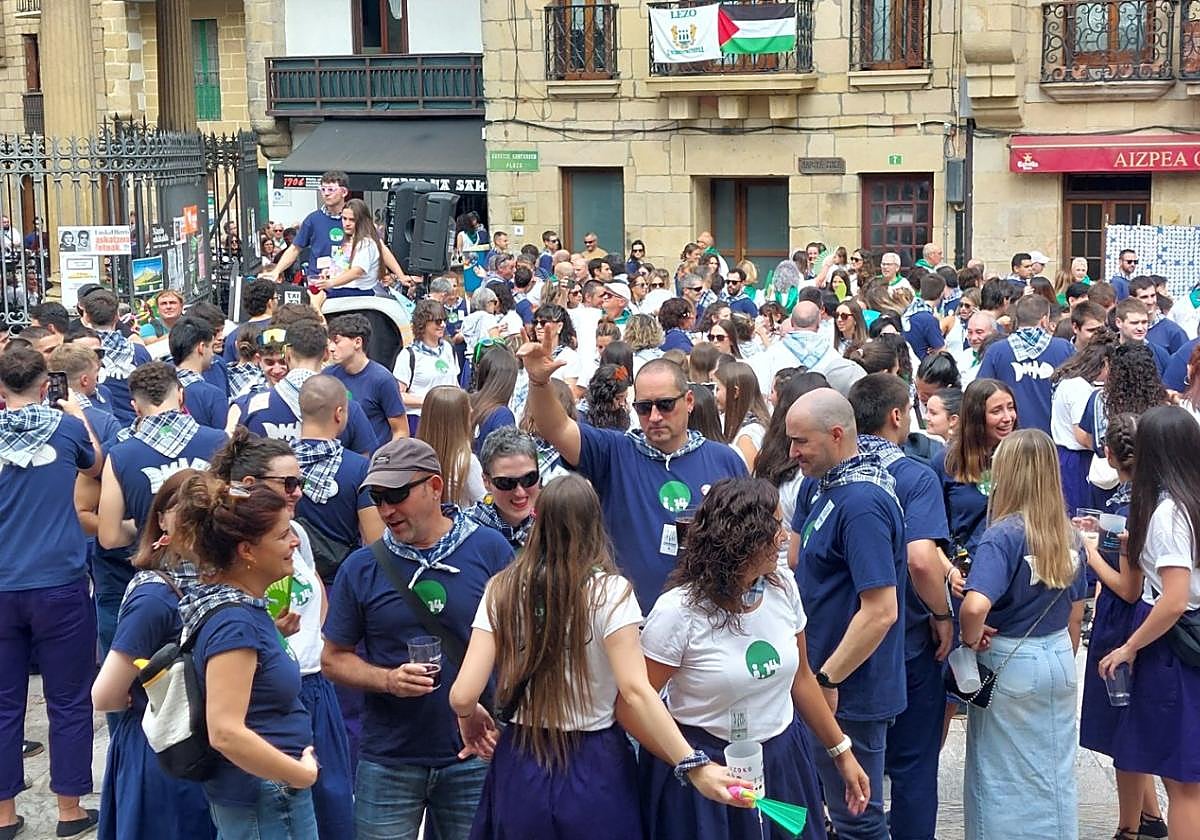 La celebración del Santakrutz Eguna reunió a multitud de cuadrillas en el casco antiguo de Lezo.