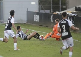 El Real Unión tuvo buenas ocasiones con remates dentro del área pequeña que desbarataron sendas paradas de los porteros del Tudelano (jugaron los dos, uno el primer tiempo y, al parecer por lesión de éste, el otro el segundo) y el larguero, que repelió un remate de Telle.