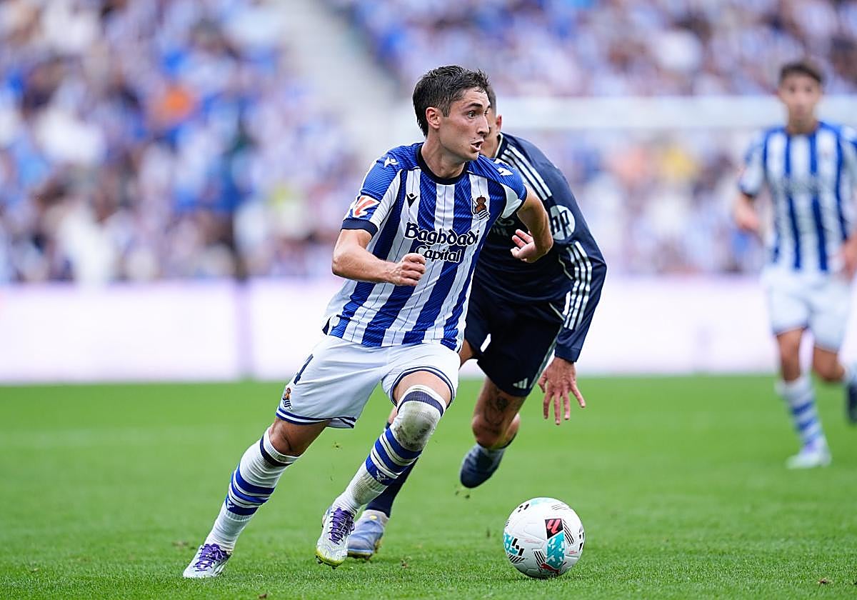 Gorrotxategi juega el balón ante el Real Madrid.