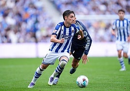 Gorrotxategi juega el balón ante el Real Madrid.