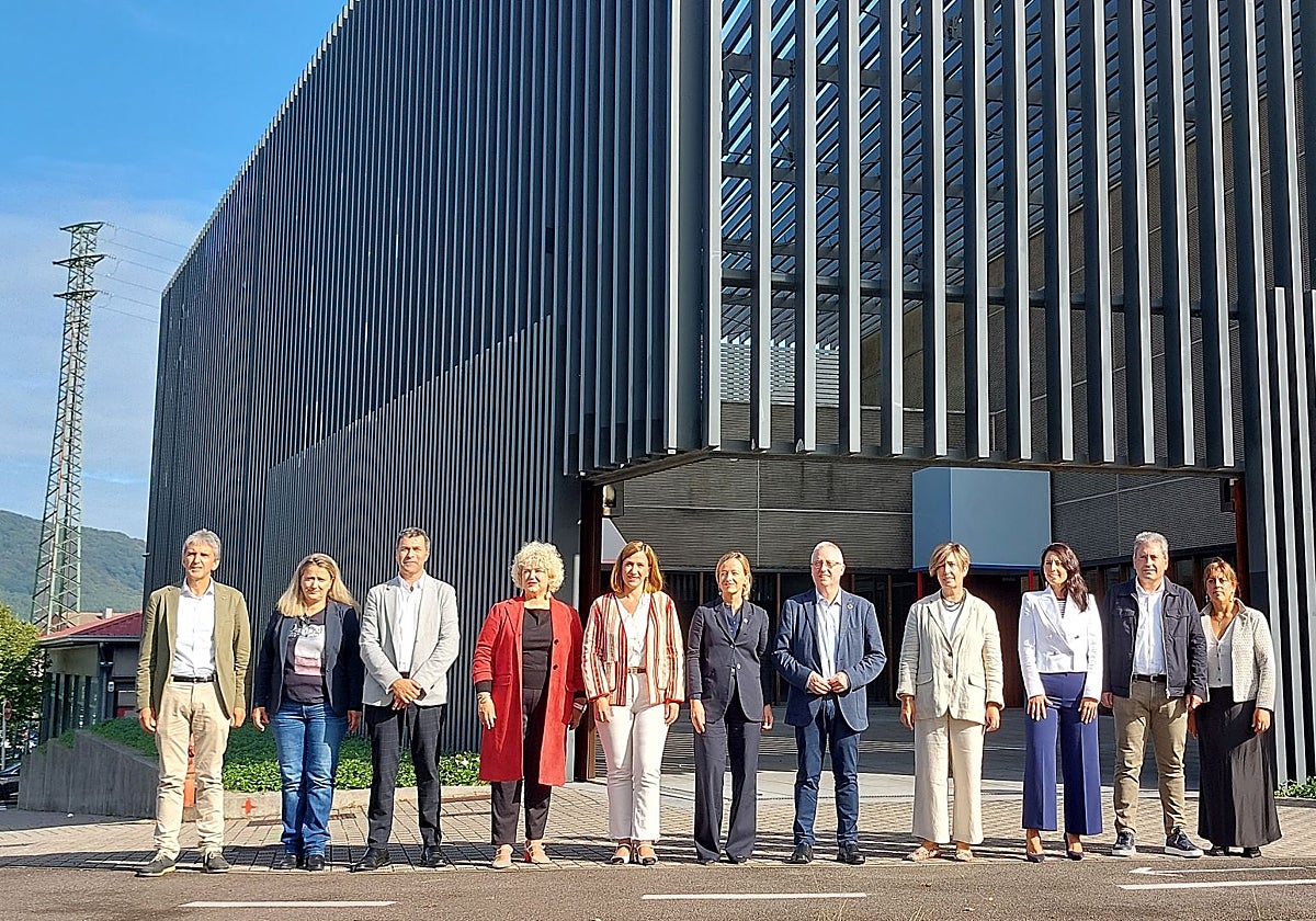 Los miembros del Gobierno Foral con la alcaldesa de Irun ante Gordailua.