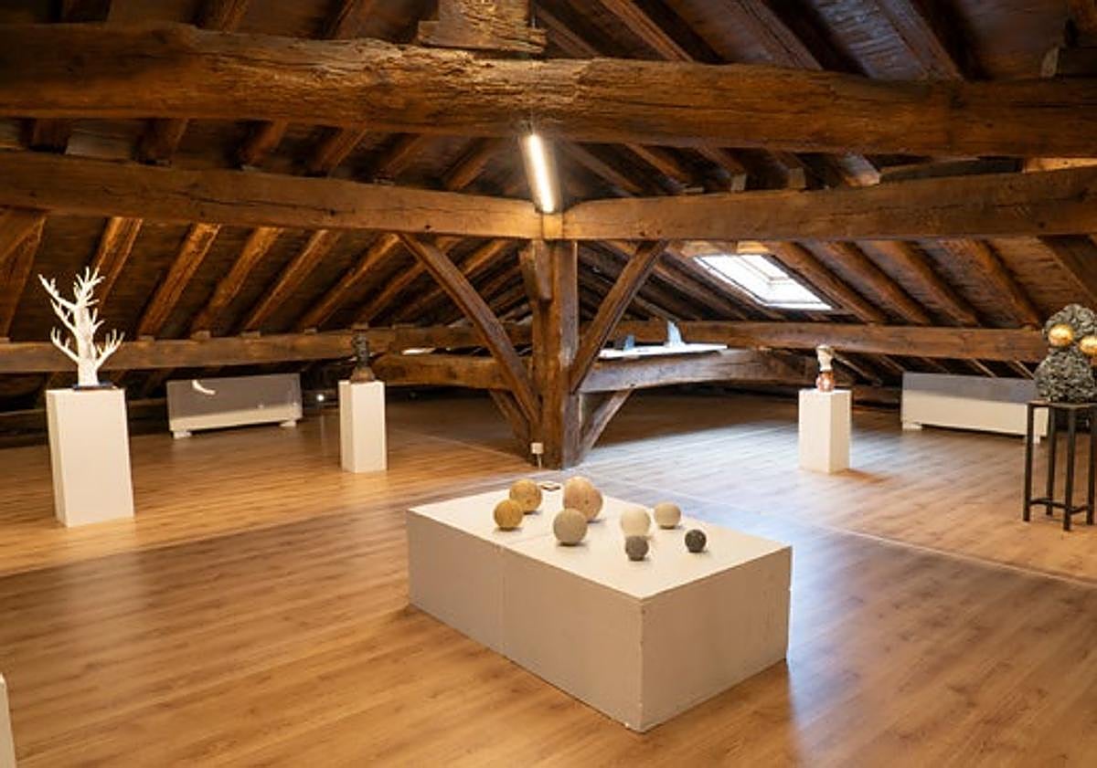 Imagen principal - Imágenes de algunas de las obras que se pueden ver en la ganbara del ayuntamiento de Berastegi.