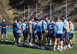 Sadiq anima a Sucic a pasar por el pasillo de jugadores este martes en Zubieta