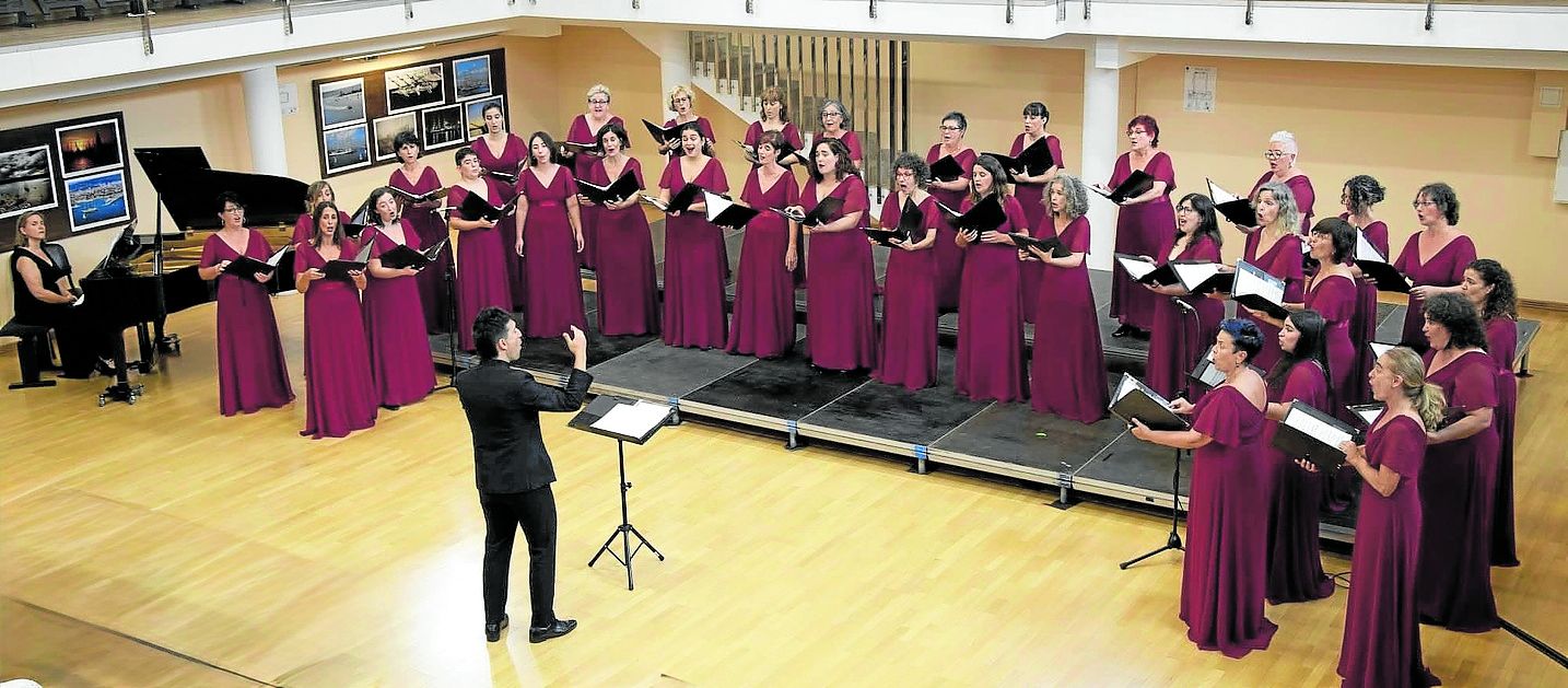 Las voces de Hots en una de las actuaciones ofrecidas en el marco de certamen internacional de Varna, y el director de la formación femenina, Aitor Biain, recogiendo el premio.