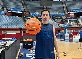 Tyler McGhie relaiza el reconocimiento médico antes de entrenador con el Gipuzkoa Basket.