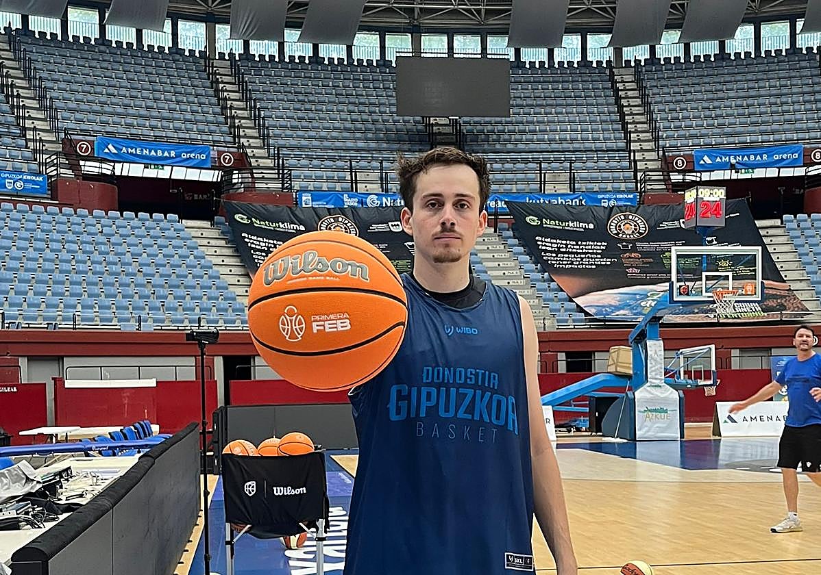 Tyler McGhie relaiza el reconocimiento médico antes de entrenador con el Gipuzkoa Basket.