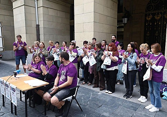 ELA ha llevado a cabo su rueda de prensa frente a la Diputación.
