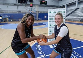 Yvonne Ejim y Paige Robinson durante su presentación.