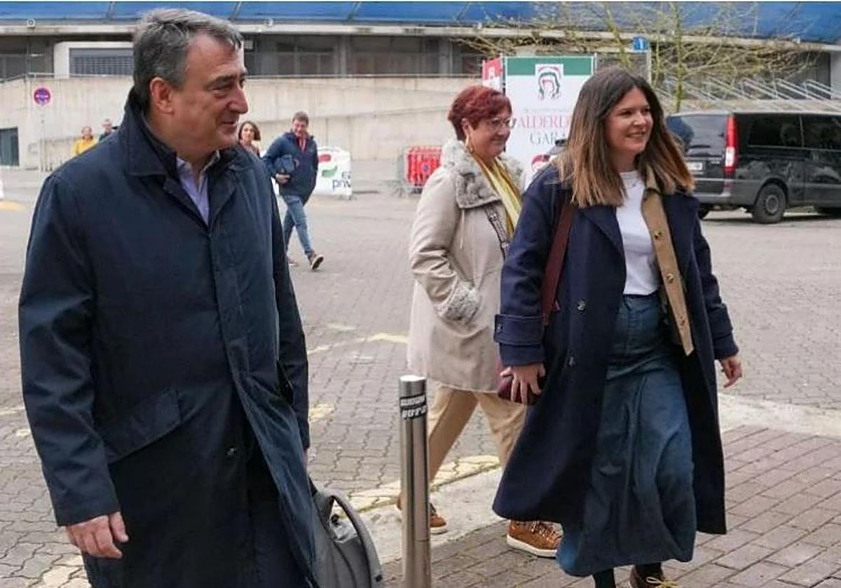 Aitor Esteban y Maitane Ipiñazar, a su llegada al Atano III para la celebración de la Asamblea Nacional del PNV en marzo pasado.