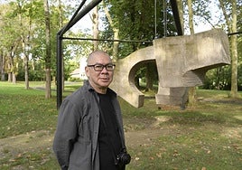 El director Tsain Ming-Liang con 'Lugar de encuentros IV' en Chillida Leku, este martes.