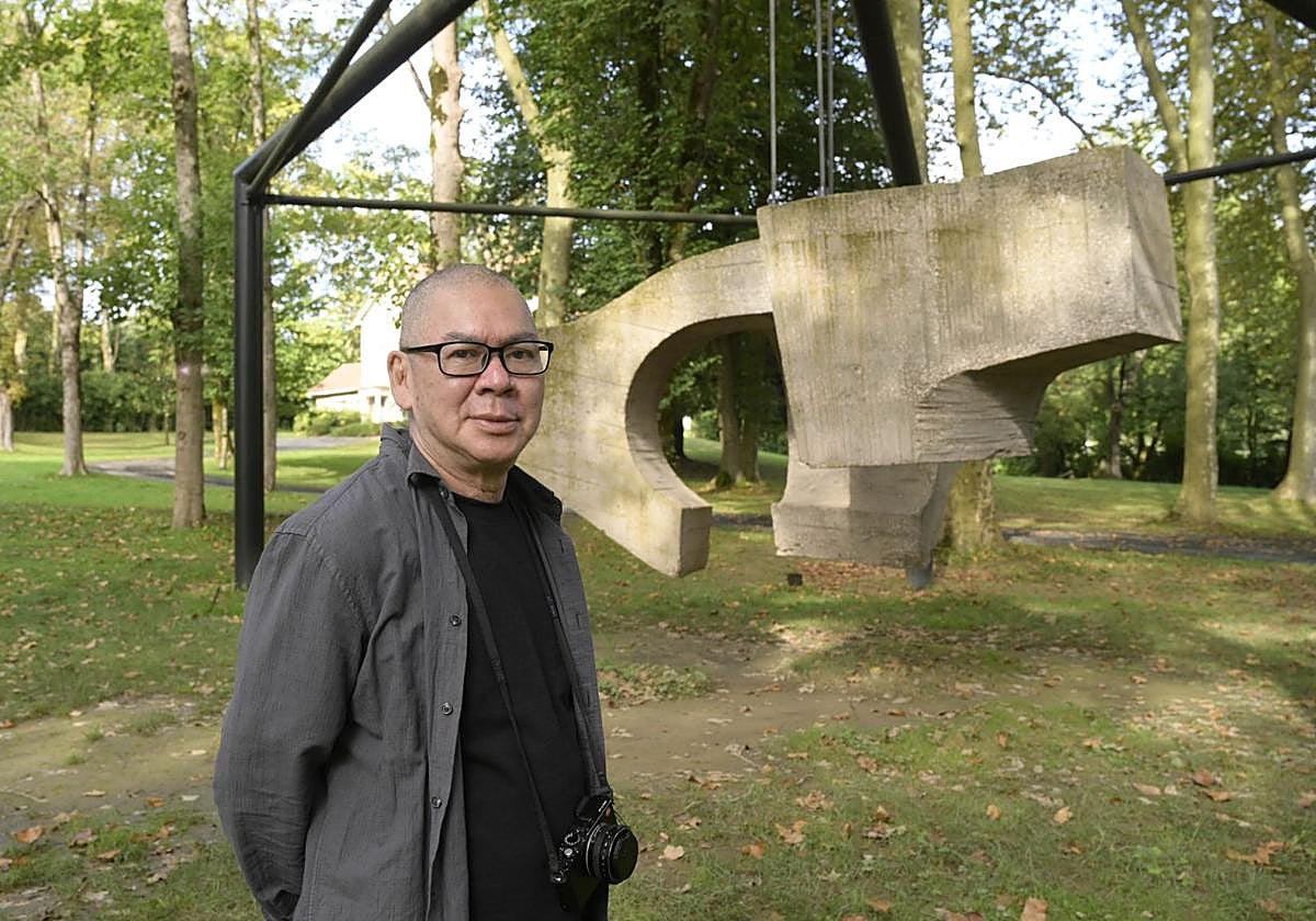El director Tsain Ming-Liang con 'Lugar de encuentros IV' en Chillida Leku, este martes.