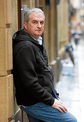 El escritor tolosarra Karlos Linazasoro en una sesión de fotos para promocionar su libro 'Ni ez naiz hamalau'.