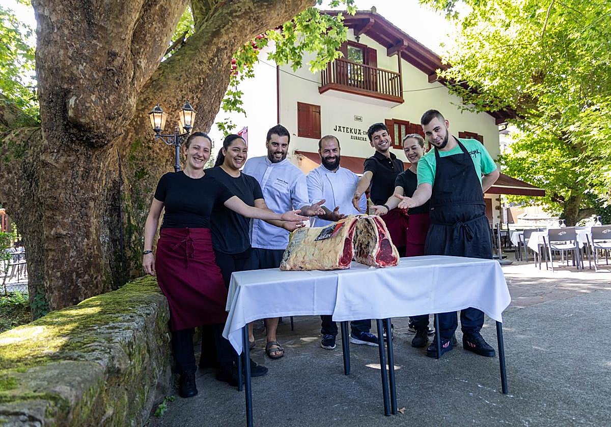 El equipo de Estebenea muestra en la terraza del restaurante las piezas de carne de donde saldrán sus deliciosas chuletas.