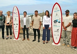 Aritz Aranburu, en el centro, junto a colaboradores de la prueba surfista que arranca este viernes.