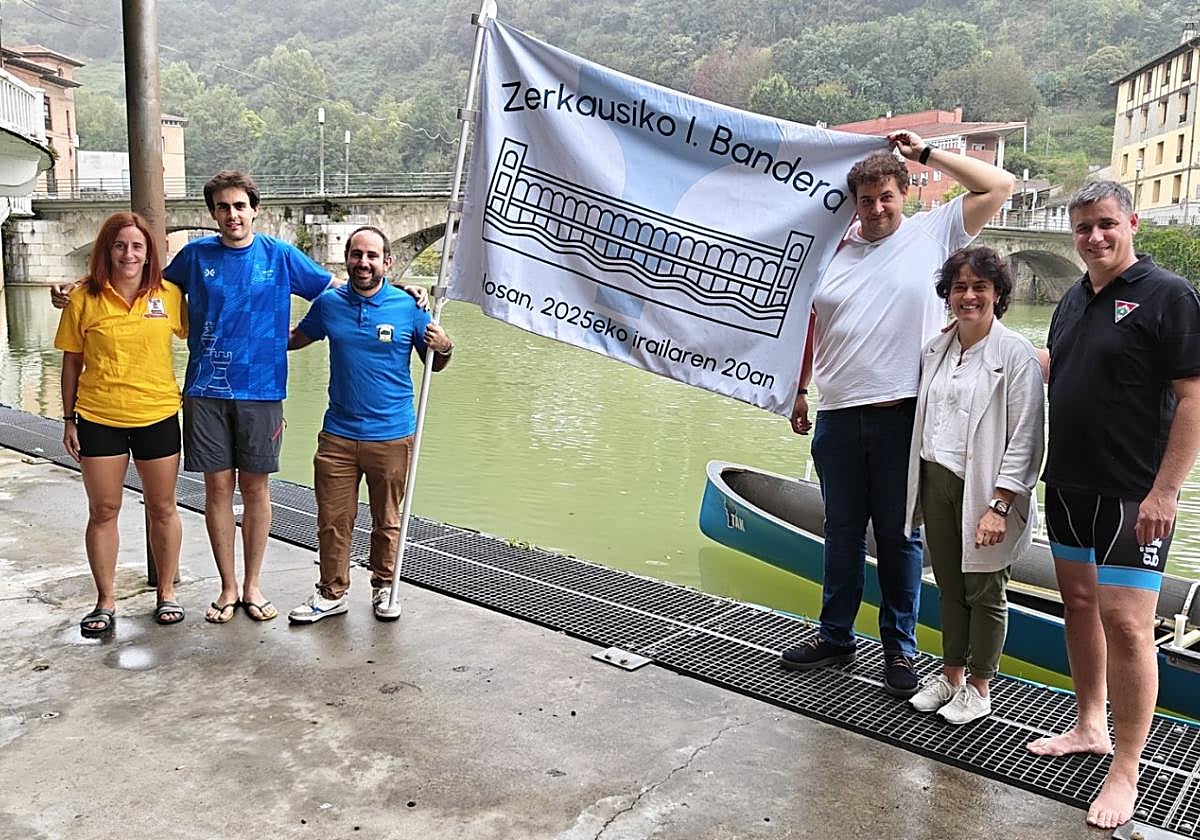 Representantes de sociedades gastronómicas y entidades deportivas participantes con los concejales Aitzol Gartzia y Josune Sanz.