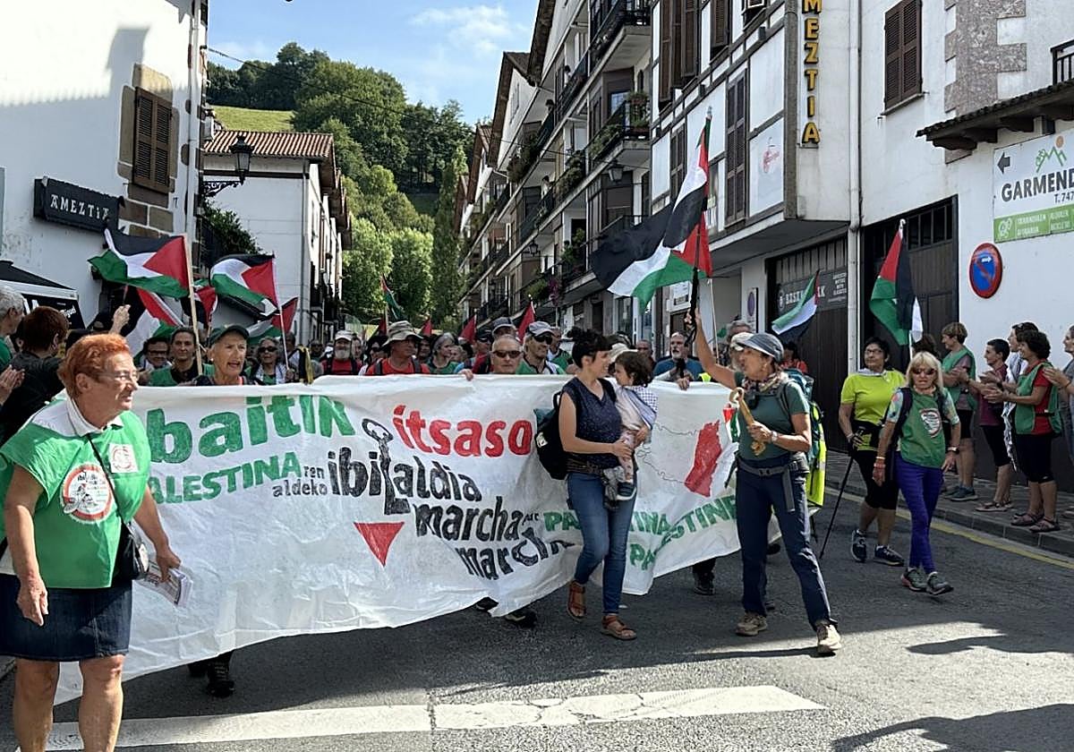 La marcha pro Palestina a su llegada ayer por la tarde a Doneztebe.