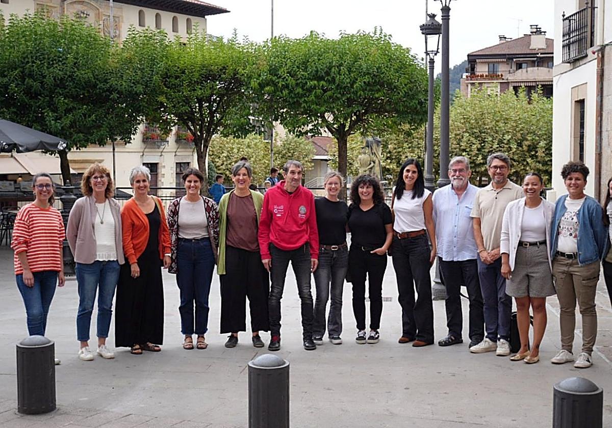 Representantes de las asociaciones y entidades que forman parte de la Mesa de Cuidados en la presentación.