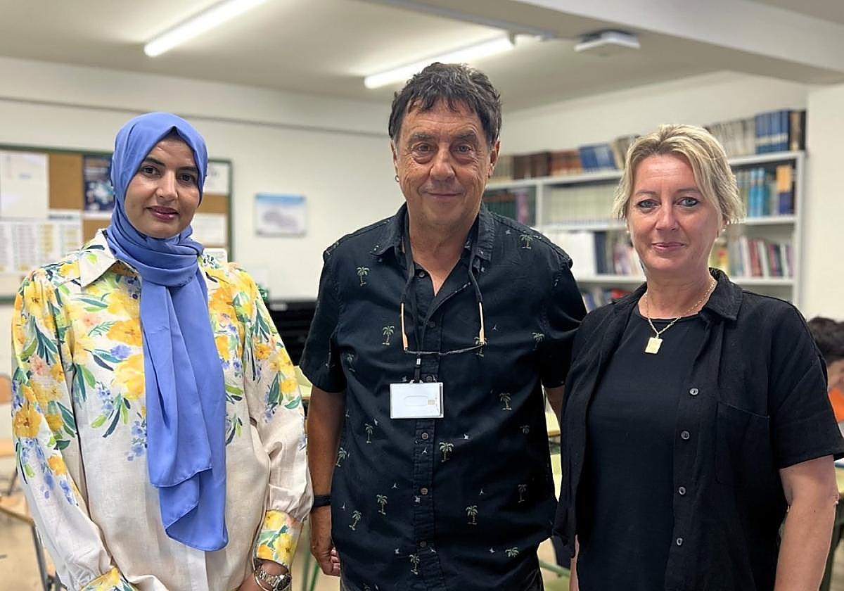 Sanae, Emmanuel y Erika. En una de las aulas del centro, situado en la casa de cultura Zelai Arizti.