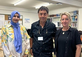 Sanae, Emmanuel y Erika. En una de las aulas del centro, situado en la casa de cultura Zelai Arizti.