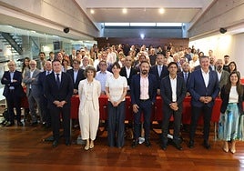 El consejero de Vivienda, Denis Itxaso, en el centro junto a otras autoridades, este miércoles en Donostia.