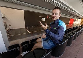 Unai Amiano, en el Uranzu de Irun, el frontón de su ciudad y el de su debut como profesional.