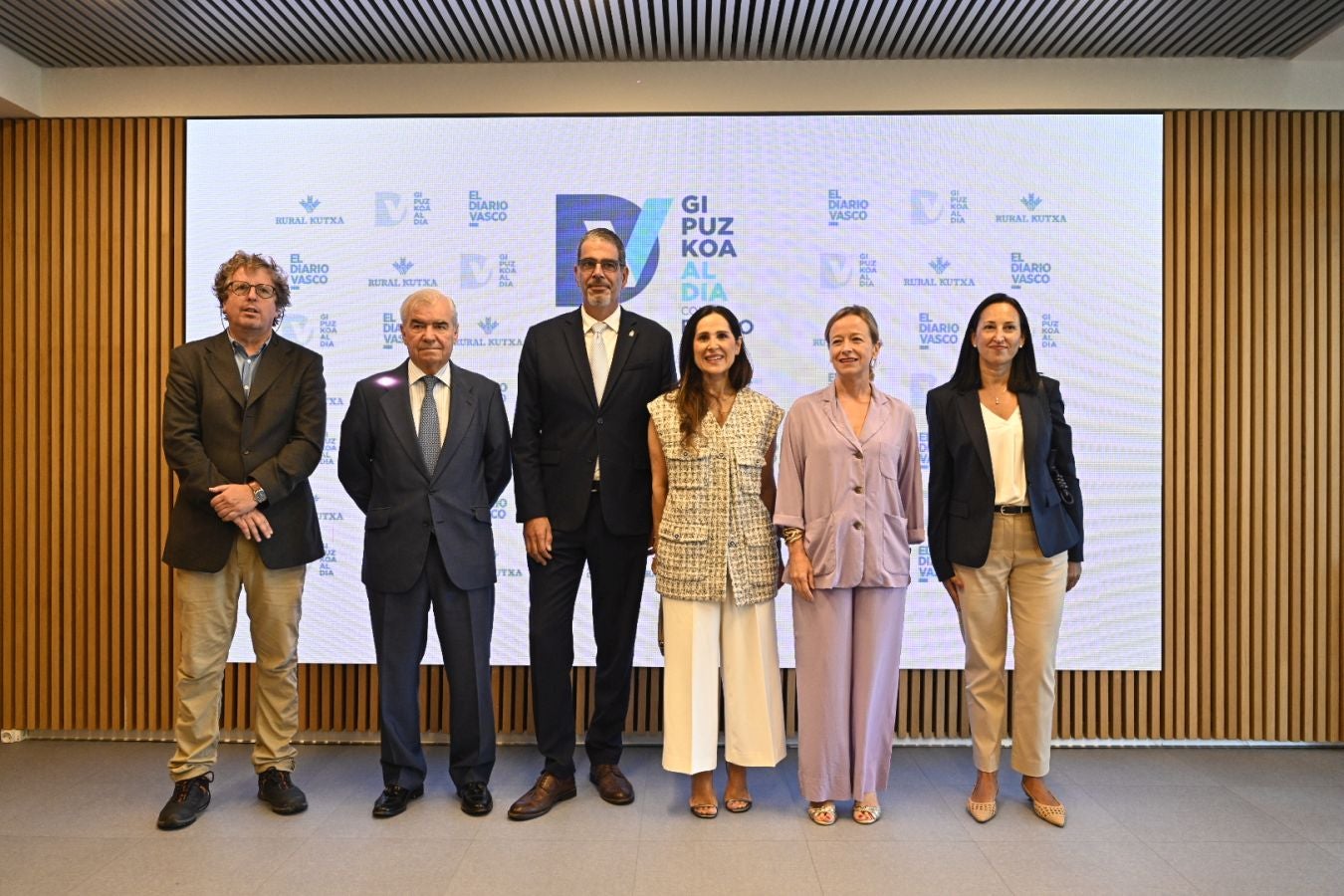 Xabier Ezeizabarrena, presidente de la Juntas de Gipuzkoa; José María Bergareche, presidente de El Diario Vasco; Eneko Goia, alcalde de San Sebastián; Bakartxo Tejeria, presidenta del Parlamento Vasco; Eider Mendoza, diputada general de Gipuzkoa; y Nuria Delgado, de Rural Kutxa.