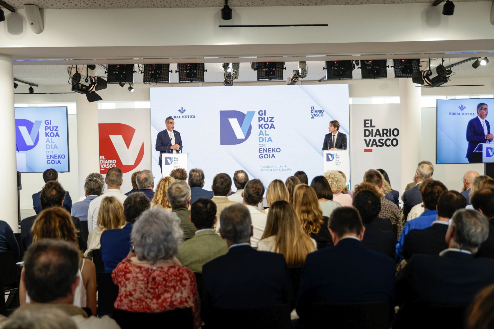 El alcalde de San Sebastián, Eneko Goia, responde a las preguntas del director de El Diario Vasco, David Taberna, en el encuentro en DV Gunea.