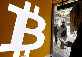 Una usuaria de criptomonedas realiza operaciones en un establecimiento especializado de San Sebastián.