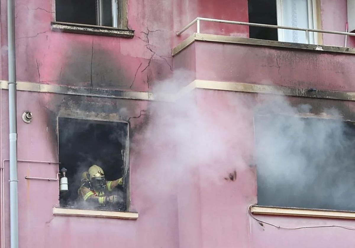 El 90% de los incendios con víctimas producidos en viviendas tienen su origen en el dormitorio, salón o cocina, según un informe.