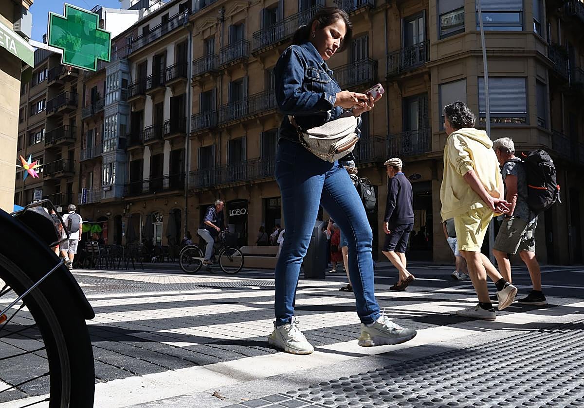 Critica Antxon: «Me ha producido enfado ver que en la obra recién terminada de la calle Easo se han dejado sin nivelar los pasos de cebra, dejando un bordillo de 2 centímetros entre la acera y la calzada. Eso indica una falta total de empatía hacia las personas con movilidad reducida de los técnicos de ETS y el Ayuntamiento. Espero soluciones y que lo tengan en cuenta en las futuras obras del Topo».
