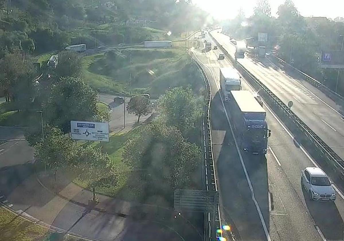 Imagen del tráfico en la AP-8 en Irun a las 19.00 horas.