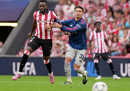 Martin Zubimendi junto a Iñaki Williams en San Mamés ayer.