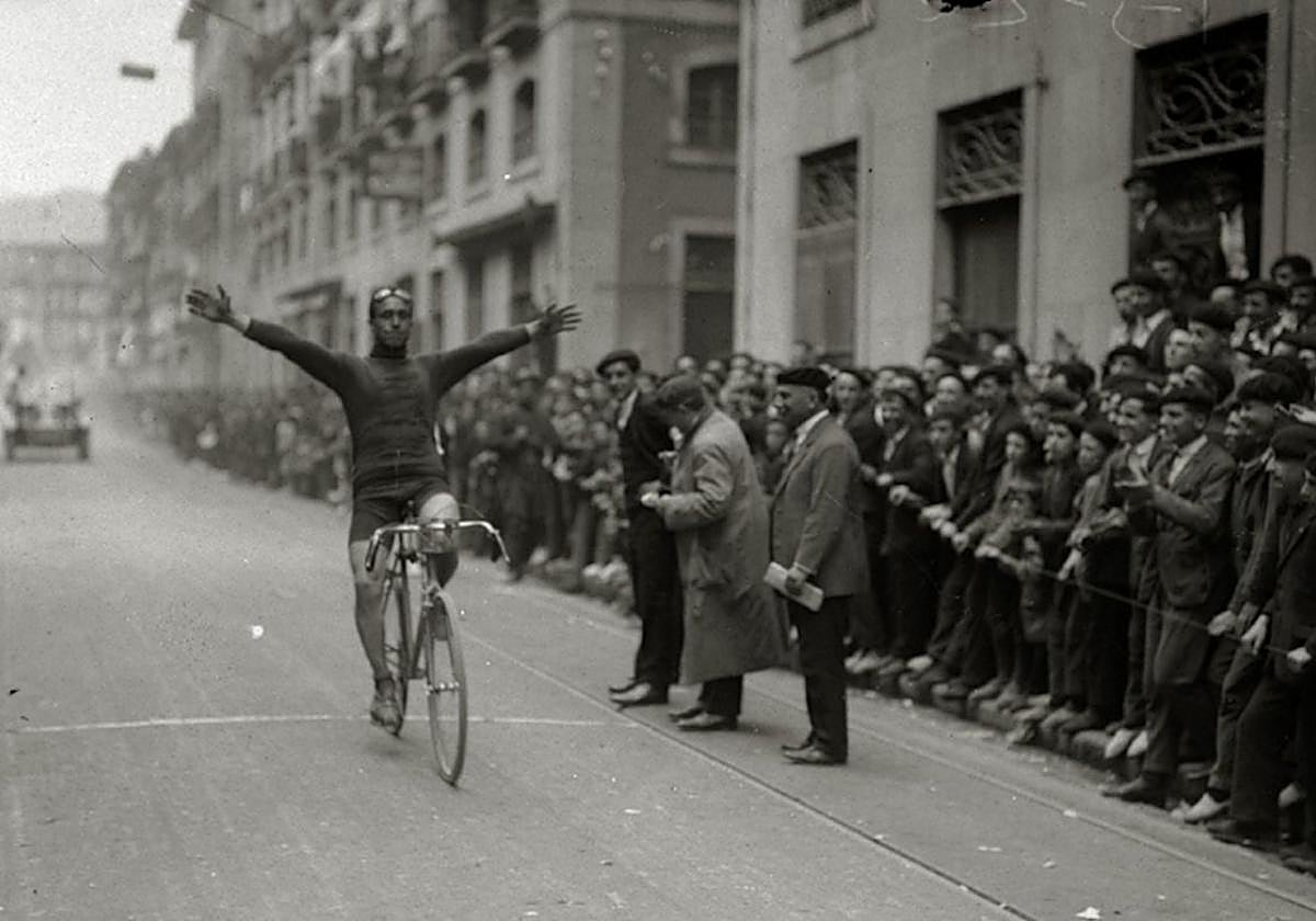 Donostiarras, primero fue la clásica Tolosa-Pamplona-Tolosa. El oñatiarra Ayastuy cruzando la meta delante del restaurante Erbiya.
