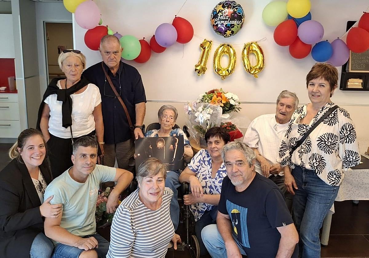 Merche Aristegui, rodeada de su familia en la celebración de su 100 cumpleaños.