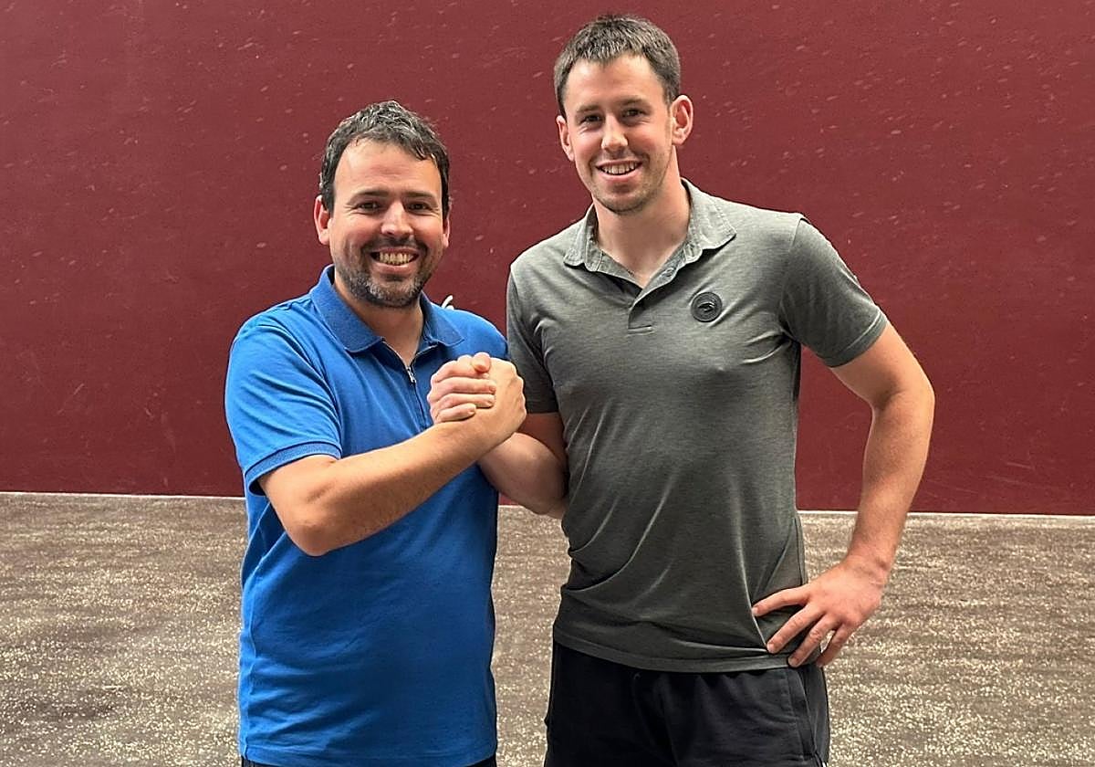 Importante fichaje en la escuela. Iñigo Viana estrechando la mano al nuevo entrenador Unai Alberdi.