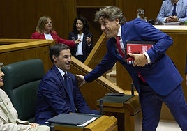 Eneko Andueza salud al lehendakari, este jueves en el Parlamento Vasco.