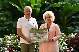 La diputada de Cuidados y Políticas Sociales, Maite Peña y el presidente de Afagi, Iñaki Olalde