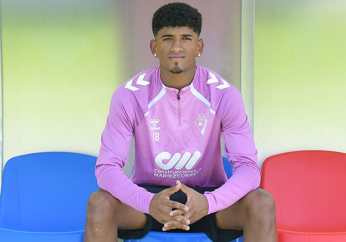 Adu Ares posa ayer en las instalaciones de Areitio.