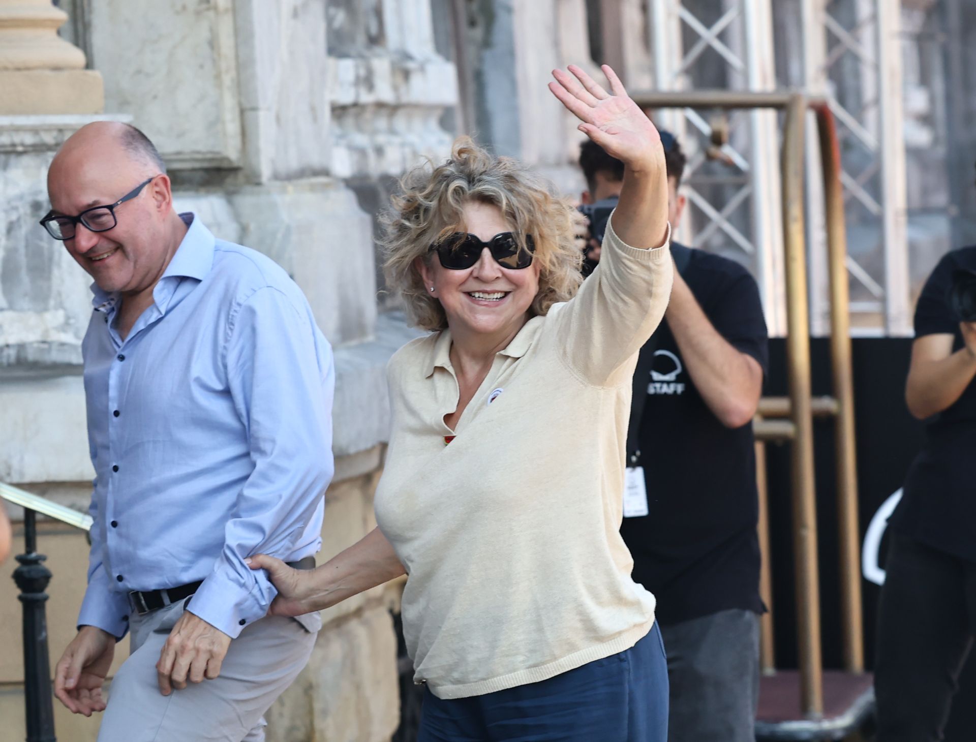 Con algo de retraso sobre la hora prevista, Esther García, que recibirá uno de los Premios Donostia, ha llegado al Hotel María Cristina. 