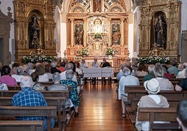 Los actos de conmemoración del 350 aniversario del convento de Brígidas han comenzado este jueves con una mesa redonda en la que participaron el catedrático de Historia José Achón, el humanista cristiano Santos Sarasola y el párroco Félix Garitano. Sarasola explicó el momento histórico en que nació la Institución, Achón hizo un resumen de la familia Oquendo y de cómo construyeron el monasterio y Garitano habló sobre lo que han aportado las monjas al pueblo.