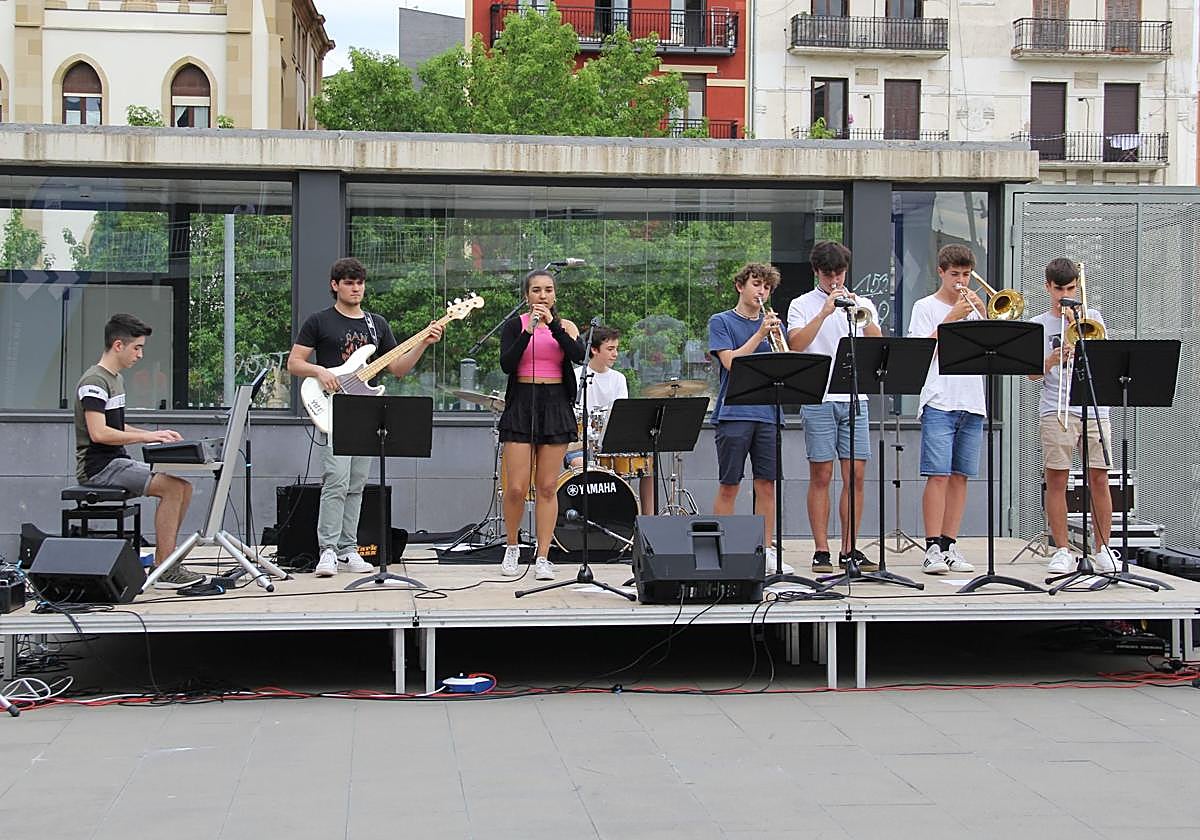 Atotxako Big Combo, grupo de música moderna de la Escuela, actuará en los Porrontxos de Egia el domingo 21 a las 17.00 en la plaza Nueva.