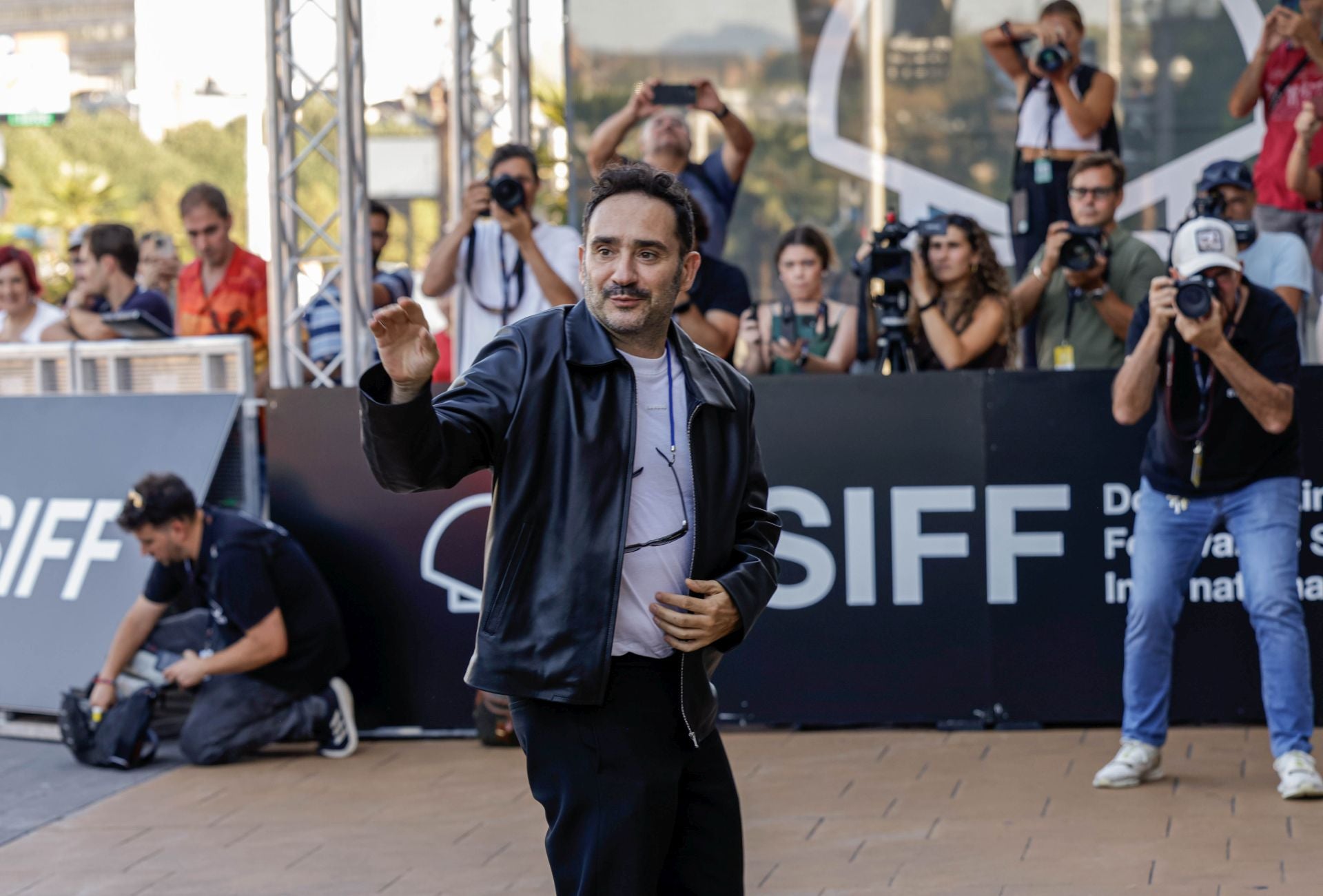 La llegada de J.A. Bayona a Donostia ha despertado una gran expectación. El director catalán ejercerá de presidente del jurado de la Sección Oficial.
