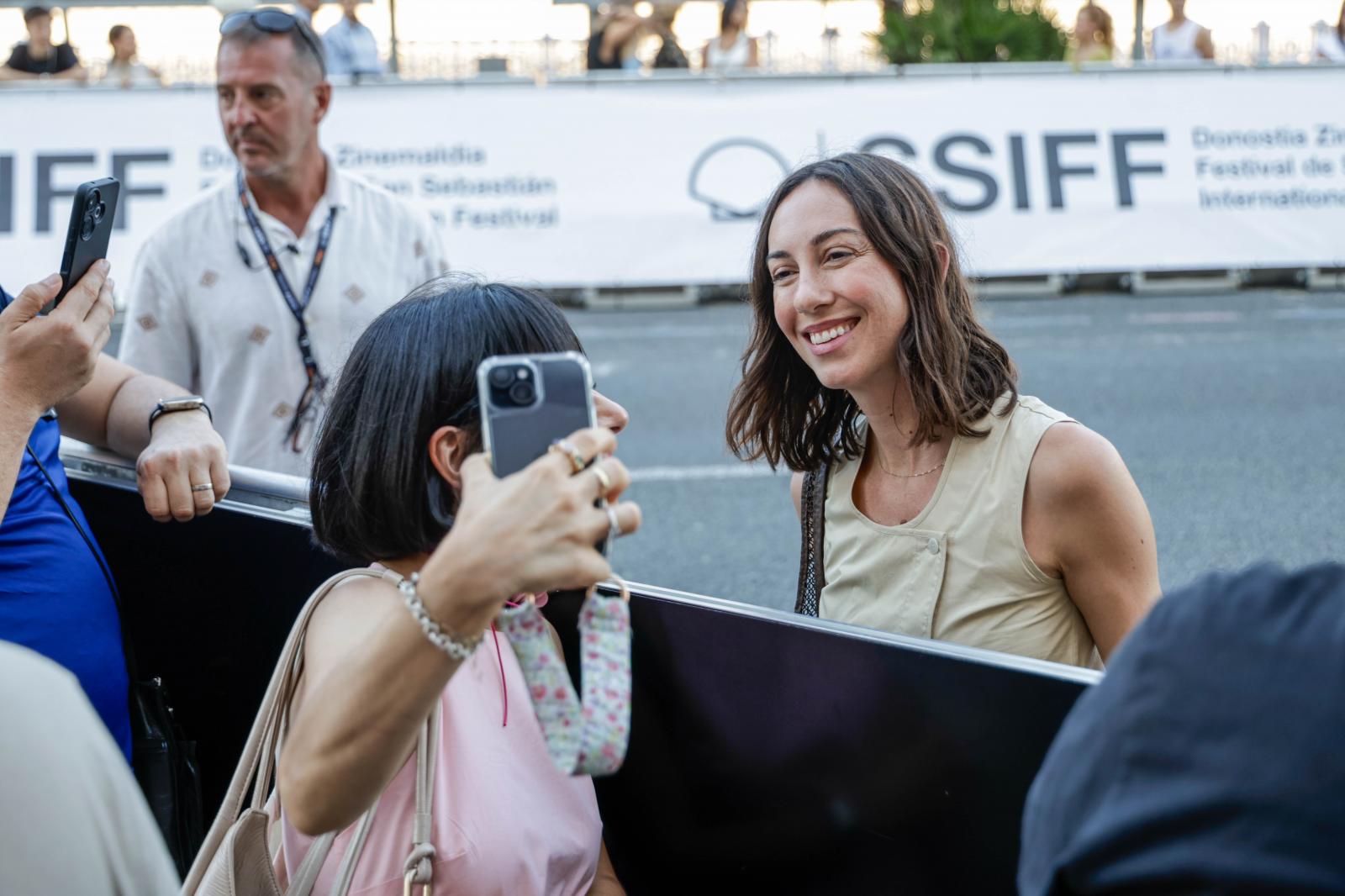 Gia Coppola se ha mostrado muy sonriente a su llegada al María Cristina. La actriz, guionista y productora forma parte del jurado de la Sección Oficial.