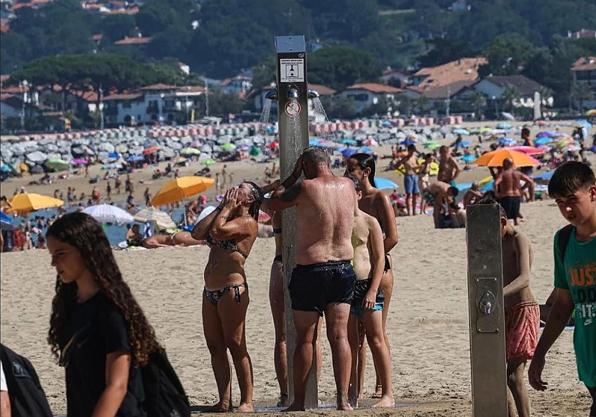 Usuarios de la playa de Hondarribia, la más concurrida de Gipuzkoa sin contar las de San Sebastián.