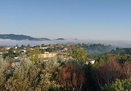 La niebla se ha comido la costa de Gipuzkoa durante las primera horas de este viernes.