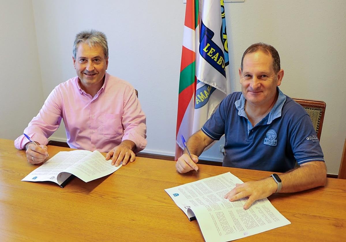 Felix Urkola diputatua eta Joxe Ramon Eizagirre alkatea hitzarmenaren sinadura ekitaldian.