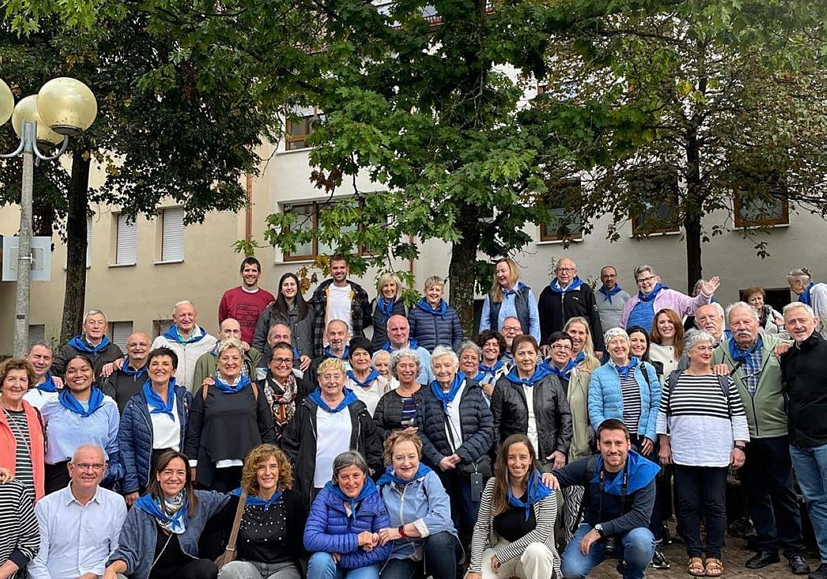 El alcalde y los coralistas, músicos y dantzaris que viajaron a Alemania.