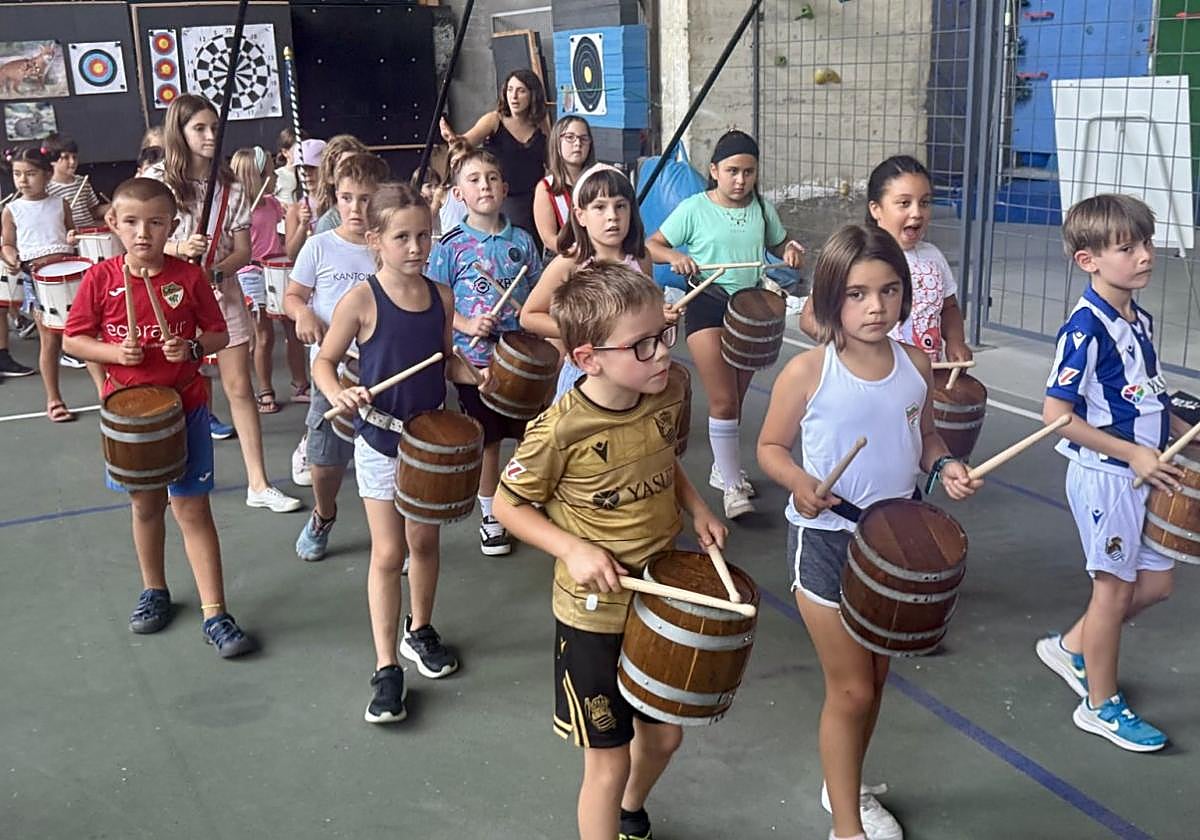 Las compañías demostraron este jueves en el ensayo general, que ya está preparadas para la fiesta tamborrera.