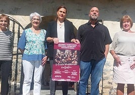 Urkizu y Alberdi junto a componentes de la coral y la edil Leire Sarasua.