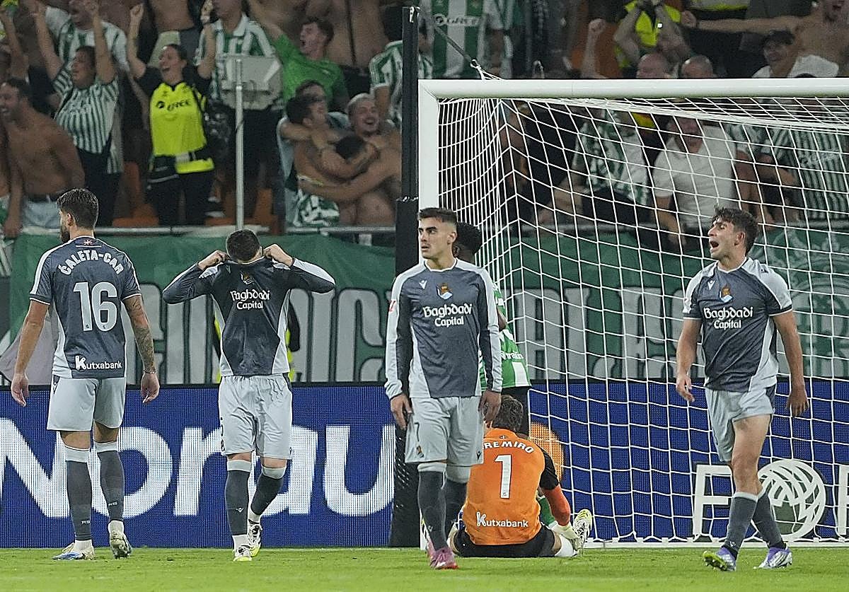 Hundidos. Los blanquiazules, con Remiro en el suelo, se lamentan tras encajar el segundo gol en una jugada de córner